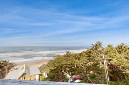Oceanview Studio on the Main Level Nearby Beach Access Dogs Welcome