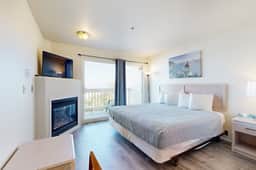 Oceanview Studio on the Main Level Nearby Beach Access Dogs Welcome
