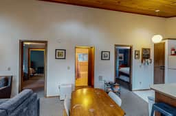 Woodsy retreat near the beach with WiFi washer dryer and gas fireplace