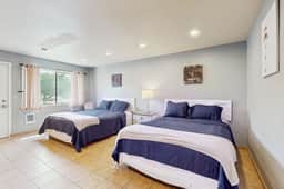 Six Dog Friendly Rooms with Full Kitchens and Kitchenettes Walk to the Beach