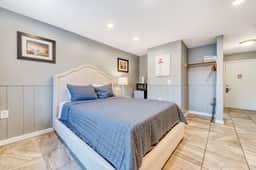 Six Dog Friendly Rooms with Full Kitchens and Kitchenettes Walk to the Beach