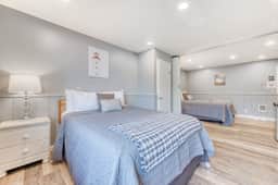 Six Dog Friendly Rooms with Full Kitchens and Kitchenettes Walk to the Beach - Image 3