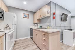Eight Dog Friendly Rooms with Kitchens and Kitchenettes Walk to Downtown and Beach