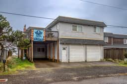 Prime Direct Beachfront Retreat with private deck with views | Dogs Welcome