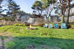 Perfect retreat a block from the beach with hot tub wood stove and dog friendly