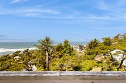 Oceanview Dog Friendly Studio with Awesome Views and Easy Beach Access
