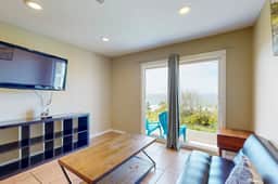Oceanview Condo Dog Friendly Close to Beach and Everthing in Town