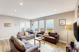 Spacious retreat with beautiful ocean views dog friendly with WiFi patio