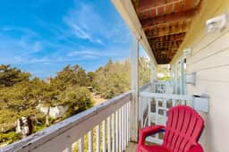 Upper Level Oceanview Studio Near the Beach Free WiFi Dogs Welcome
