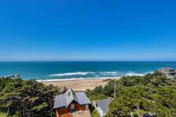 Upper Level Oceanview Studio Near the Beach Free WiFi Dogs Welcome