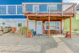 Ground floor condo 1 block from the beach with private patio dog friendly
