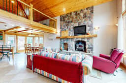 Oasis on the coast with easy beach access and woodstove