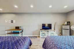 Bright Room Near the Beach and Downtown Dogs OK