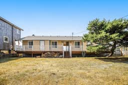Oceanfront home with sunny deck WiFi and washer dryer