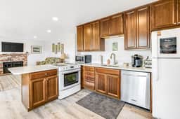 Oceanfront home with sunny deck WiFi and washer dryer - Image 5