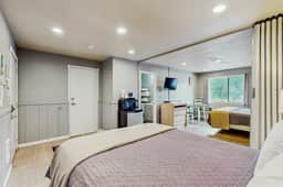 Charming Dog Friendly Room with Kitchenette Near the Beach and Downtown