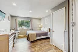 Charming Dog Friendly Room with Kitchenette Near the Beach and Downtown