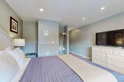 Charming Dog Friendly Room with Kitchenette Walk to Downtown and the Beach