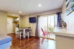 Charming Studio Condo with Nearby Beach Access Dogs OK