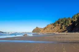 Spacious Coastal Retreat Walk to Beach with Hot Tub and Dog Friendly