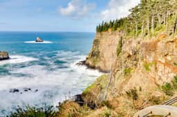 Hillside home with exceptional ocean view near the beach dog friendly