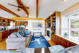 Perfect oceanfront beach getaway with amazing views walk to the beach