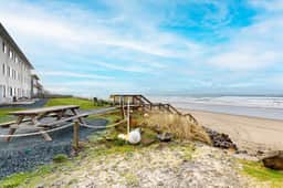 Vintage Style Home with Easy Beach Access Dog friendly