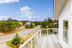 Bright remodeled home with furnished deck and private beach access dog friendly