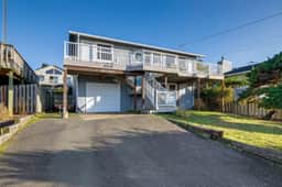 Cheerful home with ocean views private hot tub and gas grill walk to the beach - Image 4