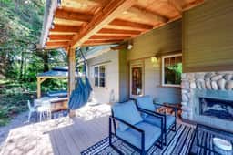 Friendly Home with Private Hot Tub High Speed WiFi and Wood Burning Fireplace - Image 3