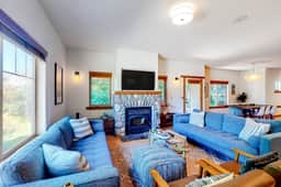 Friendly Home with Private Hot Tub High Speed WiFi and Wood Burning Fireplace - Image 4