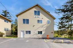 Cozy Coastal Condo Near from the Beach