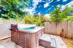 Enchanting home near the coast with hot tub full kitchen and washer dryer