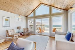 Bella Beach home with ocean view gas fireplace beach access and private hot tub