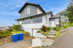 Spectacular Dog Friendly Home with Panoramic Views Free WiFi Game Room Yard
