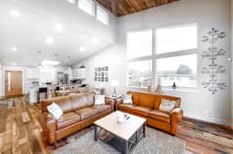 Dreamy oceanfront retreat with spacious deck and high speed WiFi dogs OK