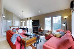 Spacious dog friendly home with WiFi and fireplace near the beach