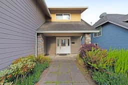 Dog friendly home with enclosed yard game room private hot tub near the beach
