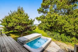 Dog Friendly Bayfront Beauty with a Private Hot Tub Free WiFi and Washer Dryer