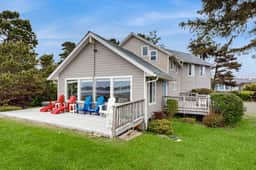 Dog Friendly Bayfront Beauty with a Private Hot Tub Free WiFi and Washer Dryer