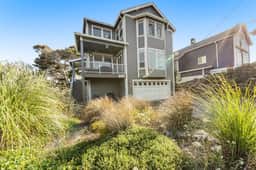 400 Feet to the Beach Gorgeous Home with Hot Tub 2 Decks and 4 Bedroom Suites
