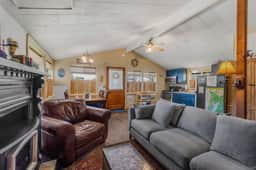 Cozy Dog Friendly Getaway Close to the Beach Includes Deck