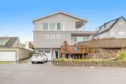 Spacious Home with Two Large Decks and Ocean View Great for Groups - Image 4