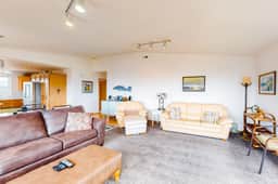 Comfy beach home with ocean views free WiFi private washer dryer and deck - Image 4
