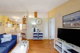 Lighthouse Inspired Home with Ocean Views Gas Fireplace Fast WiFi 2 Dogs OK
