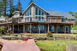 Lakefront Family Friendly Home with a Private Hot Tub Game Room and Dock