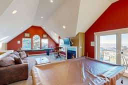 Huge Luxury Home with Game Room and Gourmet Kitchen
