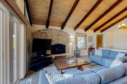 Quaint Dog Friendly Escape Near Town and Beach with Ocean Views and High Speed WiFi