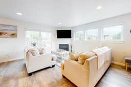 Stunning home with fireplace firepit and central AC short walk to the beach