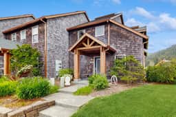 Lakefront end townhouse with kayaks and fishing dock walk to beach dogs welcome